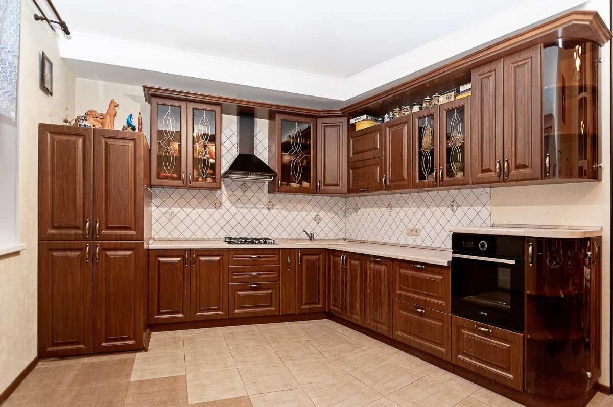 Кухня с карнизом